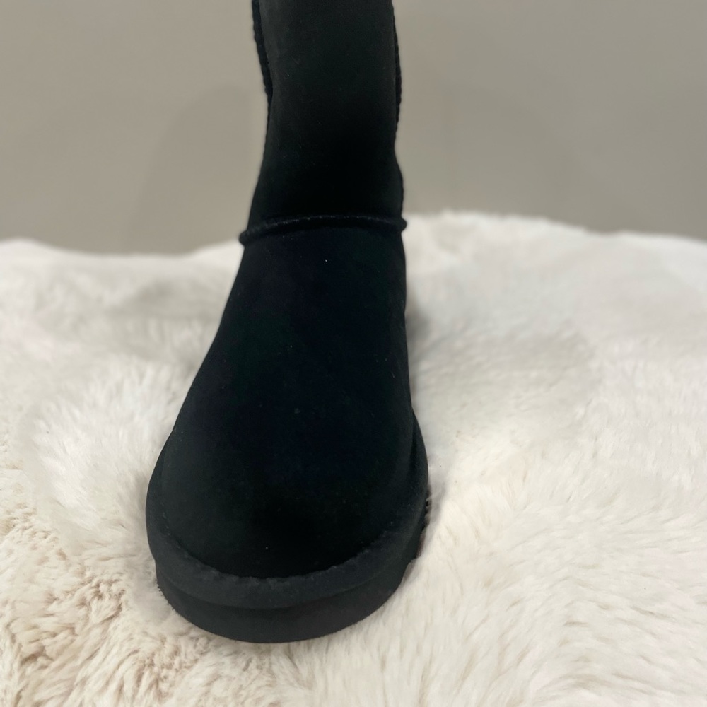 Brand new UGG - Picture 4 of 11